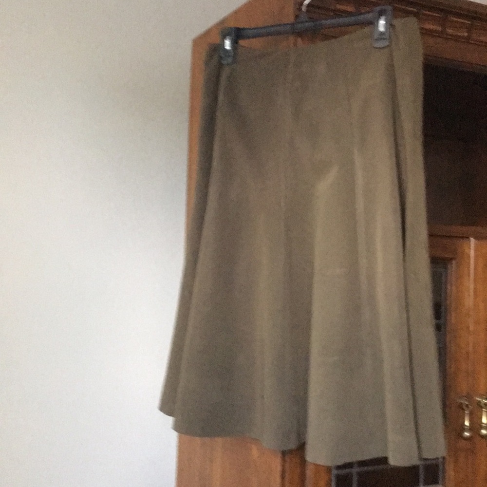 Signature skirt